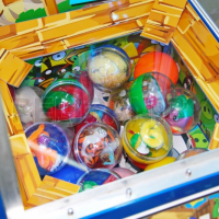 Призовой автомат 'Скворечник-Злые Птички' с призами в капсулах