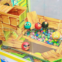 Призовой автомат 'Скворечник-Злые Птички' с мячами-прыгунами и капсулами