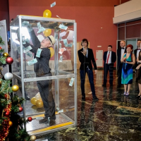 Денежная кабина для розыгрыша денег